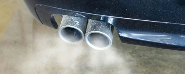 Humo blanco coche