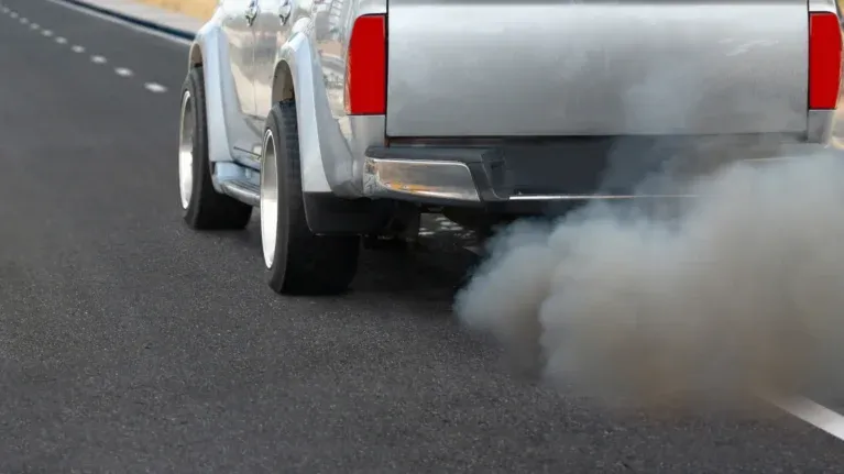 Humo gris coche