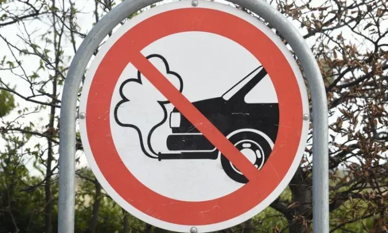 La medida del fin de los coches de combustión queda paralizada